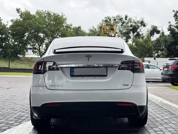 Tesla Model X біла електричний позашляховик замовити джип на весілля