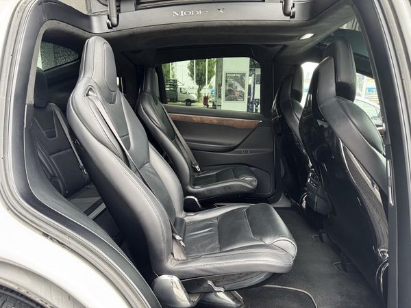 Tesla Model X біла електричний позашляховик замовити джип на весілля