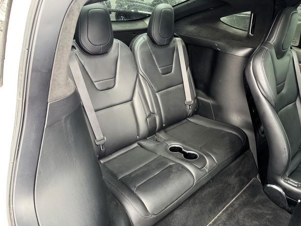 Tesla Model X біла електричний позашляховик замовити джип на весілля