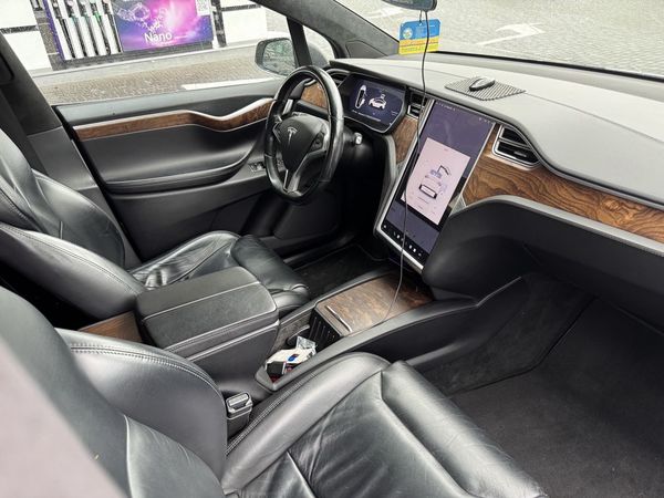 Tesla Model X белая электрический внедорожник заказать джип на свадьбу