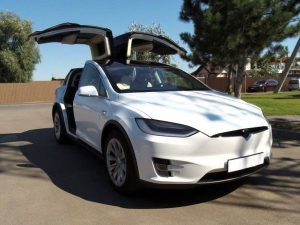 Tesla Model X белая электрический внедорожник заказать джип на свадьбу