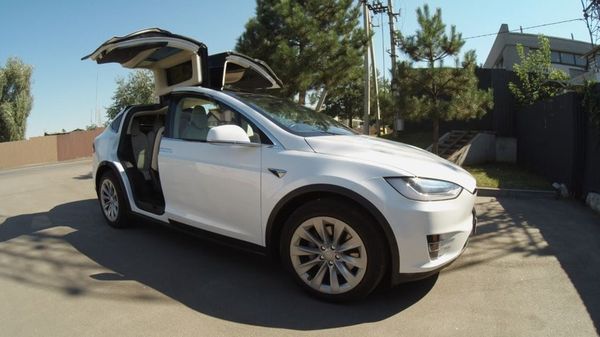 Tesla Model X белая электрический внедорожник заказать джип на свадьбу