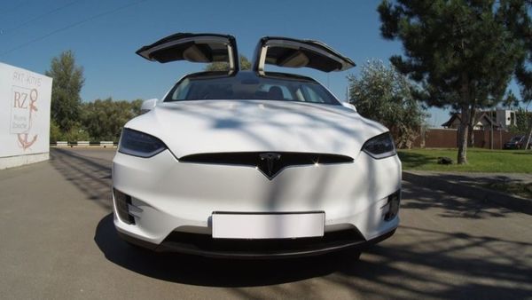 Tesla Model X белая электрический внедорожник заказать джип на свадьбу