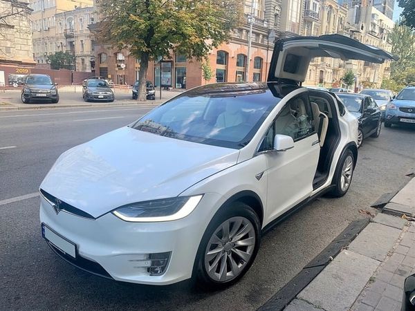 Tesla Model X белая электрический внедорожник заказать джип на свадьбу