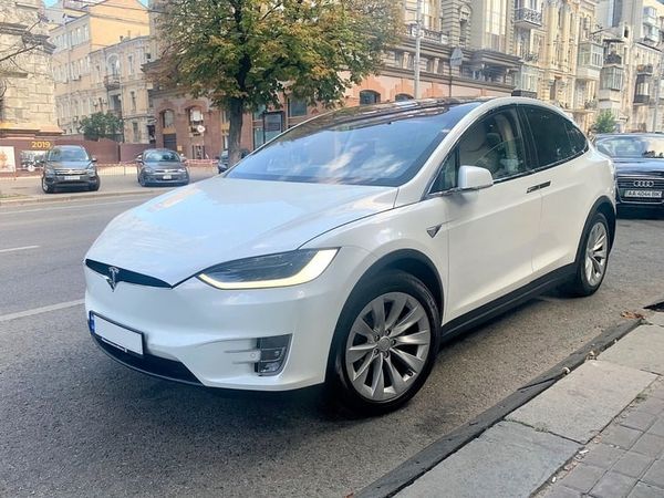 Tesla Model X белая электрический внедорожник заказать джип на свадьбу