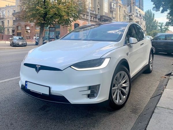 Tesla Model X белая электрический внедорожник заказать джип на свадьбу