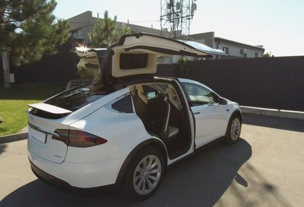 Tesla Model X белая электрический внедорожник заказать джип на свадьбу