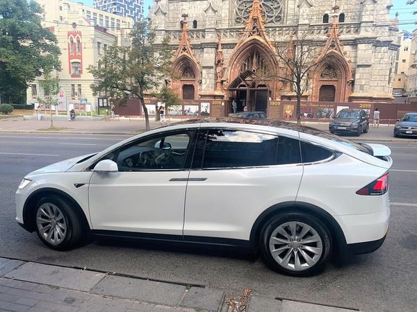 Tesla Model X белая электрический внедорожник заказать джип на свадьбу