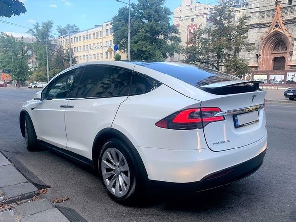 Tesla Model X белая электрический внедорожник заказать джип на свадьбу