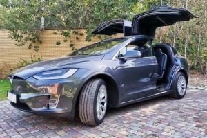 Tesla Model X серая электрический внедорожник арендовать на свадьбу съемки на прокат