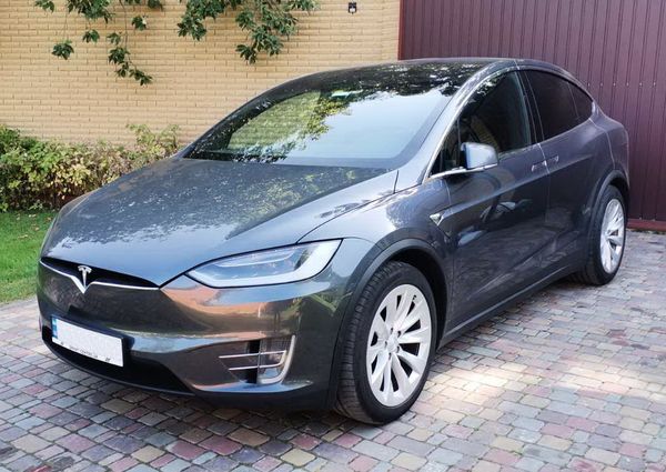 Tesla Model X серая электрический внедорожник арендовать на свадьбу съемки на прокат