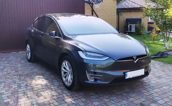 Tesla Model X серая электрический внедорожник арендовать на свадьбу съемки на прокат