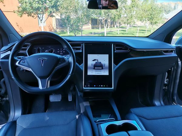 Tesla Model X серая электрический внедорожник арендовать на свадьбу съемки на прокат