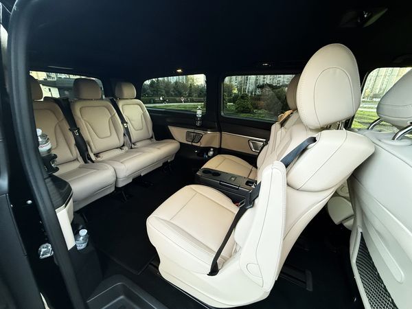 Замовити мікроавтобус на весілля Mercedes Benz V class 2025 року з водієм