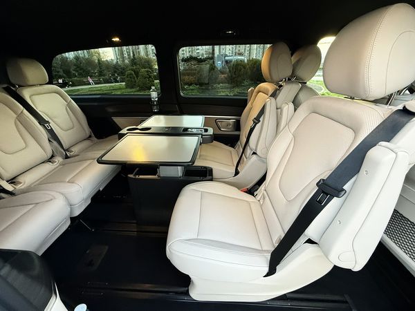 Замовити мікроавтобус на весілля Mercedes Benz V class 2025 року з водієм Замовити мікроавтобус на весілля Mercedes Benz V class 2025 року з водієм