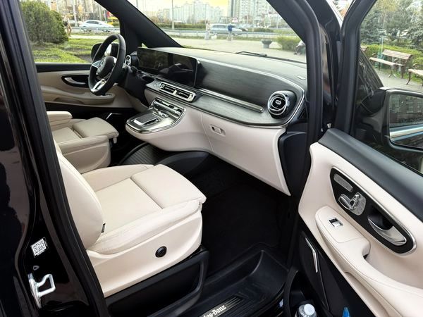 Замовити мікроавтобус на весілля Mercedes Benz V class 2025 року з водієм Замовити мікроавтобус на весілля Mercedes Benz V class 2025 року з водієм