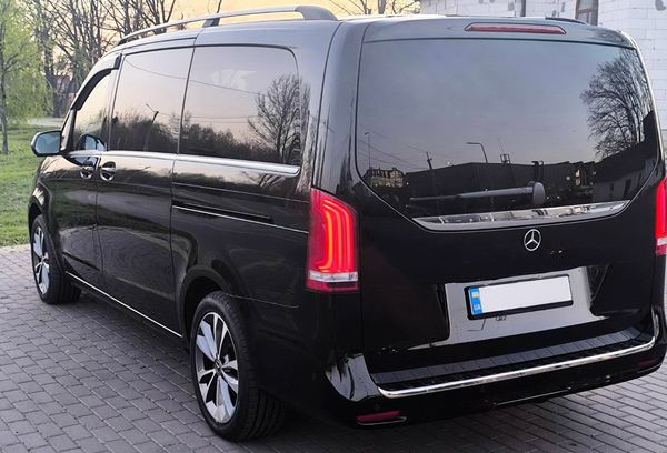 Оренда Mercedes Benz V class 2022 року на весілля в Києві