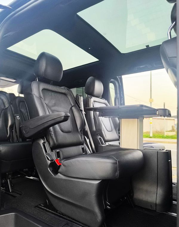 Оренда Mercedes Benz V class 2022 року на весілля в Києві