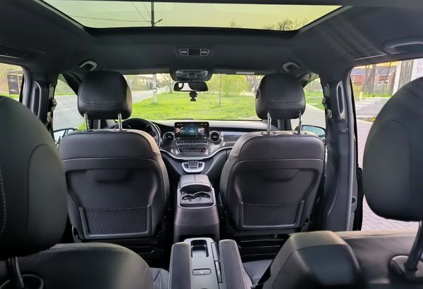 Оренда Mercedes Benz V class 2022 року на весілля в Києві