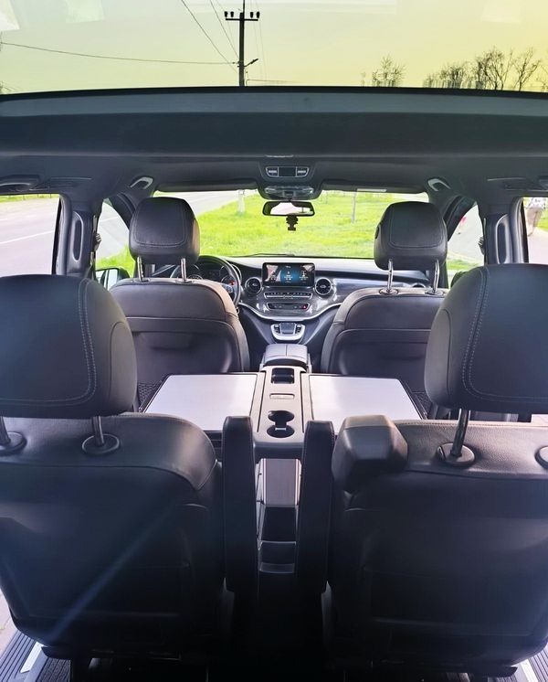 Оренда Mercedes Benz V class 2022 року на весілля в Києві