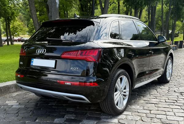 Оренда Audi Q5 чорний позашляховик на весілля з водієм в Києві