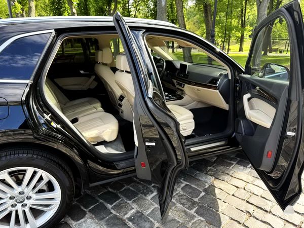 Оренда Audi Q5 чорний позашляховик на весілля з водієм в Києві