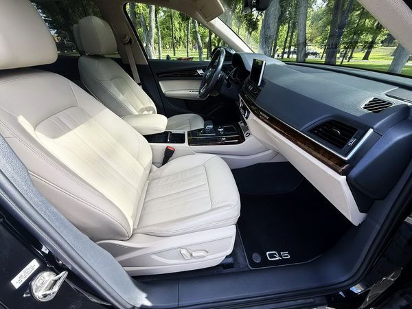 Оренда Audi Q5 чорний позашляховик на весілля з водієм Оренда Audi Q5 чорний позашляховик на весілля з водієм