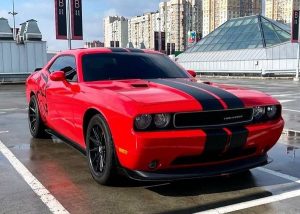 Dodge Challenger 3.6 червоний прокат без водія подобово в Києві