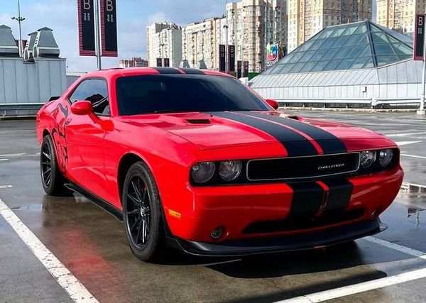 Dodge Challenger 3.6 червоний прокат без водія подобово в Києві