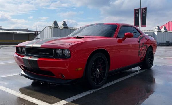 Dodge Challenger 3.6 червоний прокат без водія подобово в Києві