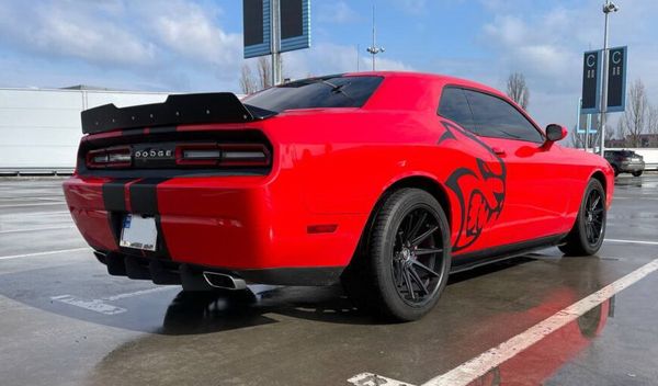 Dodge Challenger 3.6 червоний прокат без водія подобово в Києві
