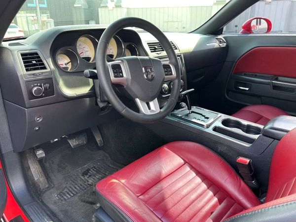 Dodge Challenger 3.6 червоний прокат без водія подобово в Києві