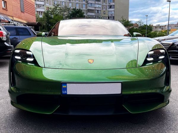 Прокат Porsche Taycan Turbo без водія для фото відео