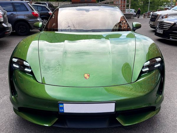 Прокат Porsche Taycan Turbo без водія для фото відео