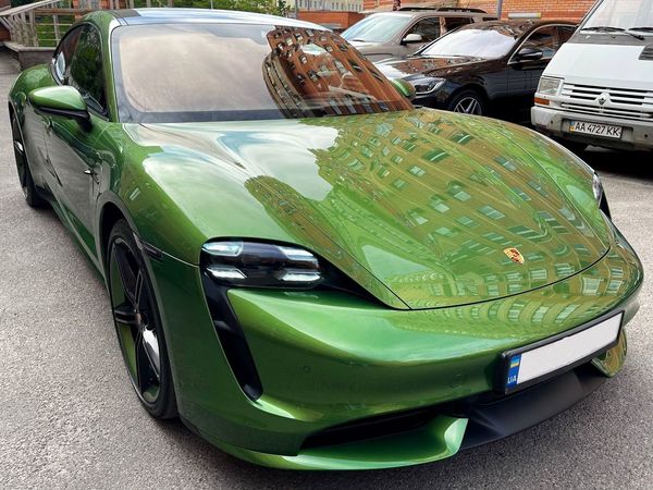 Прокат Porsche Taycan Turbo без водія для фото відео