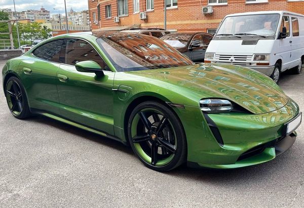 Прокат Porsche Taycan Turbo без водія для фото відео