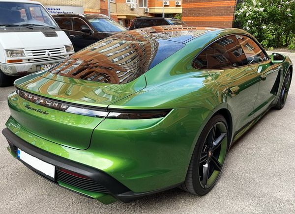 Прокат Porsche Taycan Turbo без водія для фото відео