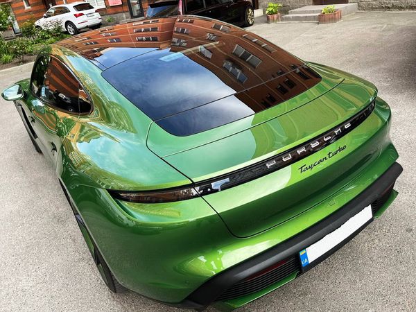 Прокат Porsche Taycan Turbo без водія для фото відео