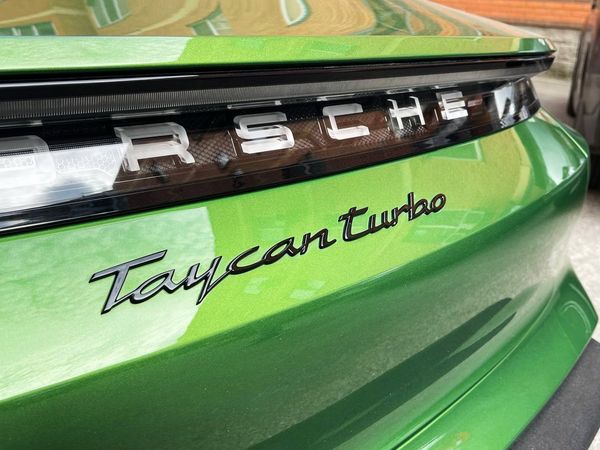 Прокат Porsche Taycan Turbo без водія для фото відео