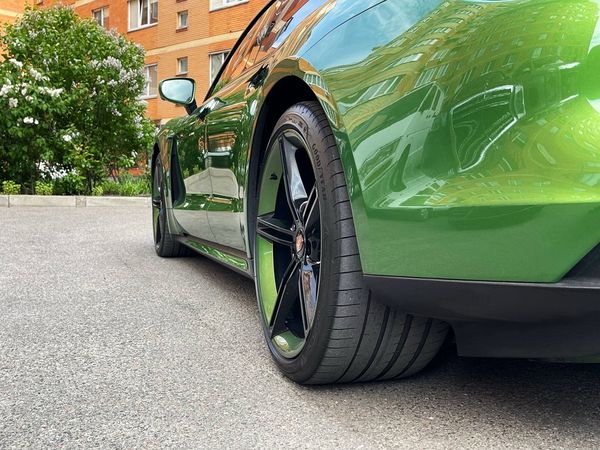Прокат Porsche Taycan Turbo без водія для фото відео