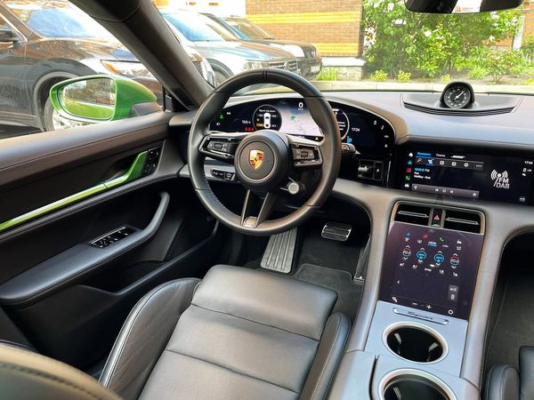 Прокат Porsche Taycan Turbo без водія для фото відео