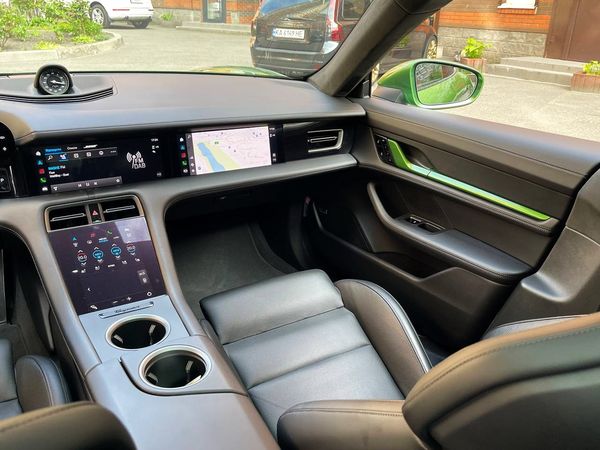 Прокат Porsche Taycan Turbo без водія для фото відео