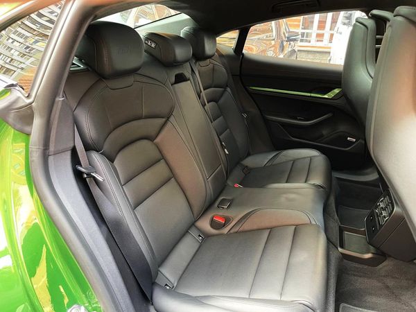 Прокат Porsche Taycan Turbo без водія для фото відео