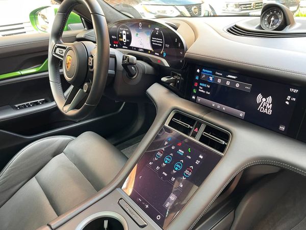 Прокат Porsche Taycan Turbo без водія для фото відео