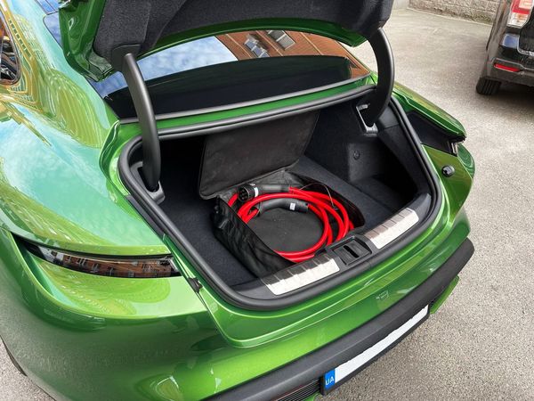 Прокат Porsche Taycan Turbo без водія для фото відео