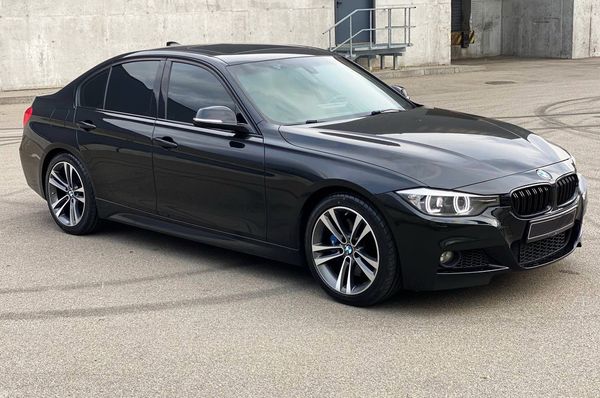 Прокат BMW 328i без водія на весілля з водієм