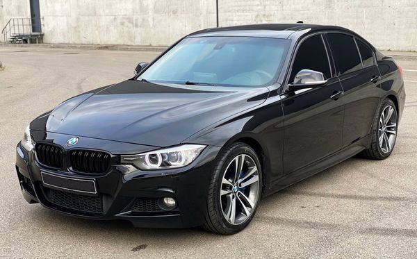 Прокат BMW 328i без водія на весілля з водієм