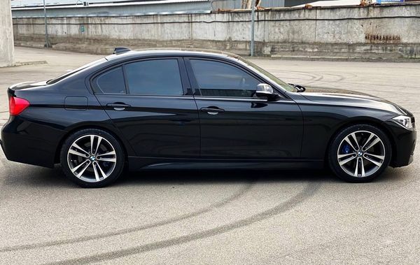 Прокат BMW 328i без водія на весілля з водієм