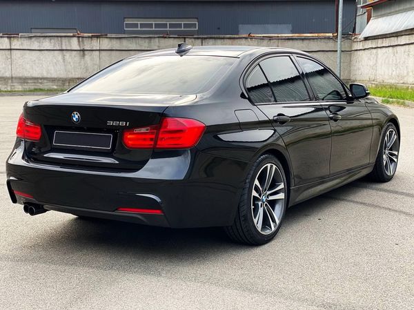 Прокат BMW 328i без водія на весілля з водієм