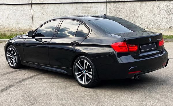 Прокат BMW 328i без водія на весілля з водієм